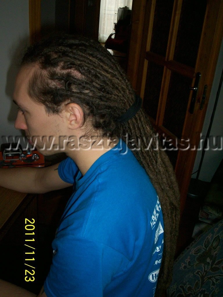 Read more about the article Hosszú dreadlock: Hajgumis rasta összekötés