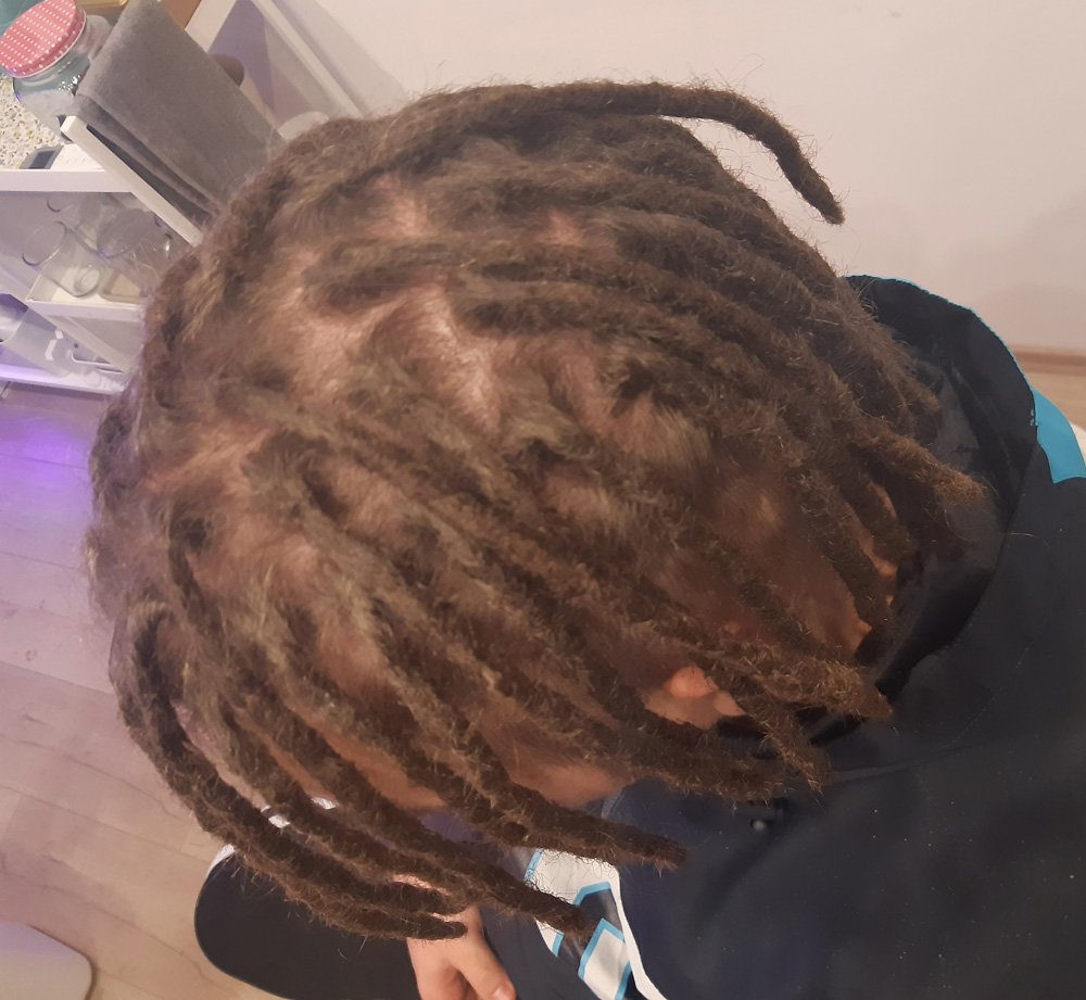 You are currently viewing Raszta hajhosszabbítás otthon: Tippek és trükkök